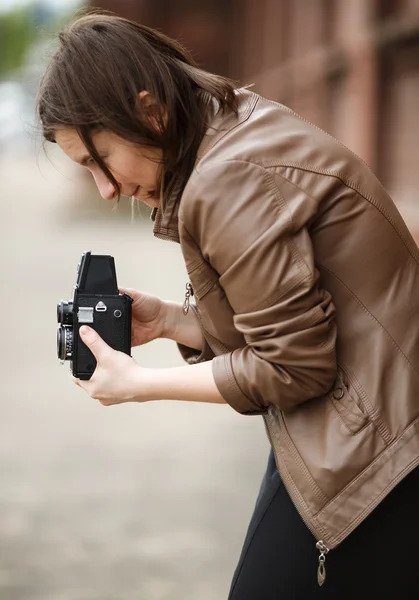Vrouw fotograaf met vintage camera — Stockfoto