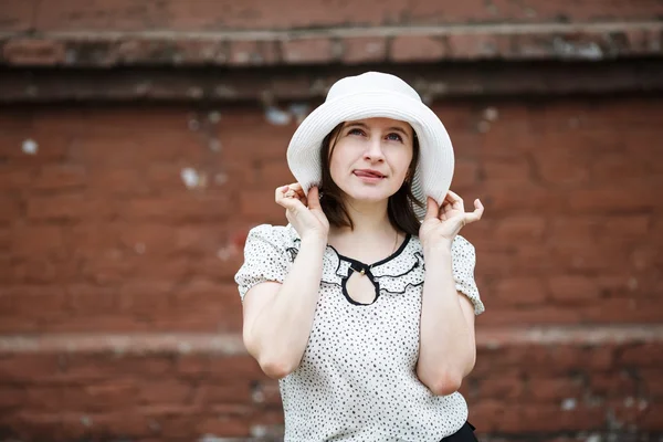 Kvinnan i vit hatt visar tungan — Stockfoto