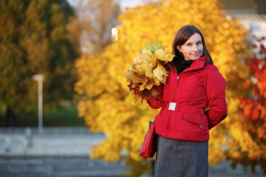 akçaağaç yaprakları olan kadın