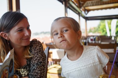 Kızı annesinin yanında