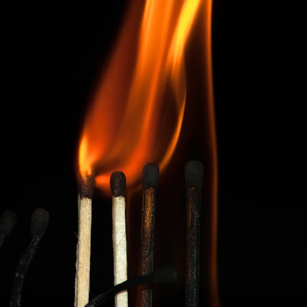 Fiammiferi di bruciatura su nero — Foto Stock