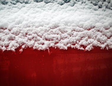 kırmızı zemin üzerine kar