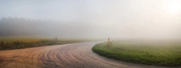 Гравийная дорога в тумане — стоковое фото