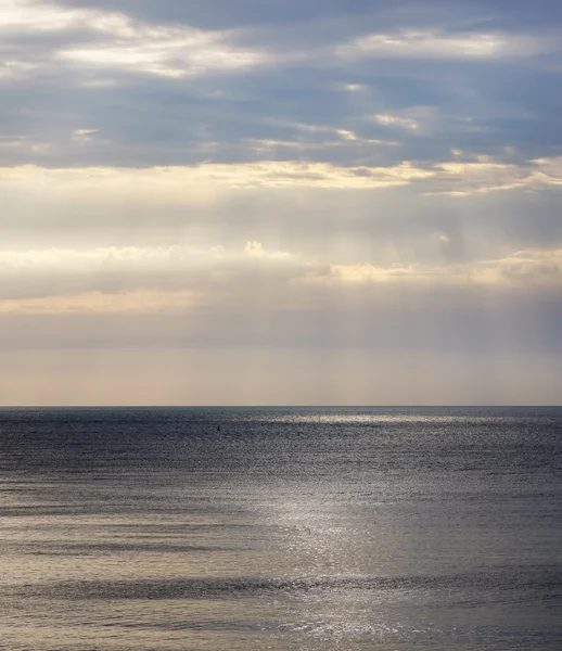 Meereslandschaft mit dramatischem Himmel — Stockfoto