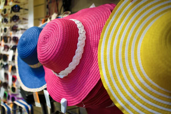 Sombreros de mujer de colores — Foto de Stock