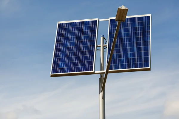 Güneş panelleri ve elektrik direği — Stok fotoğraf