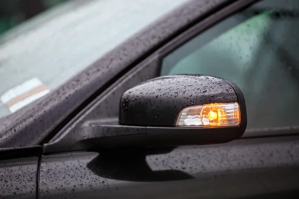 Bilen spegel med regn droppar — Stockfoto