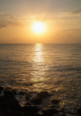 Güneş doğarken deniz manzarası