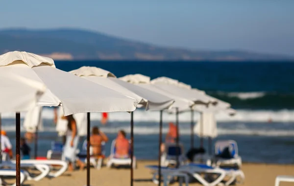 Blurred beach parasols — Stock Photo, Image