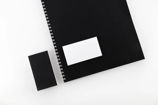 Üres névjegykártyák és a notebook — Stock Fotó