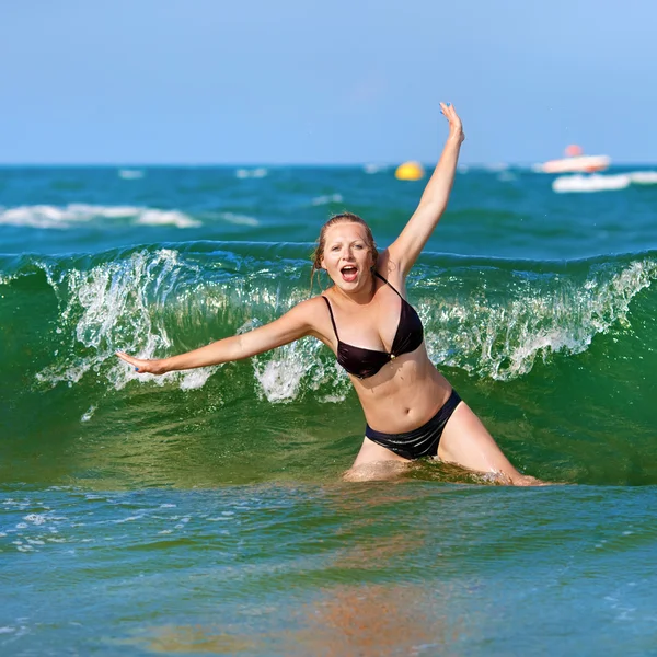 Mujer y ola de mar — Foto de Stock