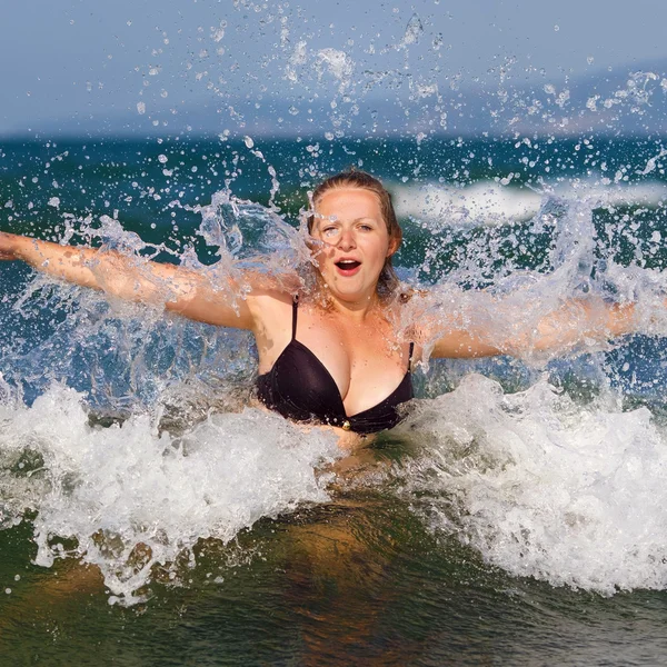Mujer bañándose en el mar — Foto de Stock