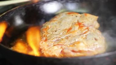 Bir tavada ızgara et