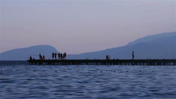 Fischer auf der Seebrücke fischen Stockvideo