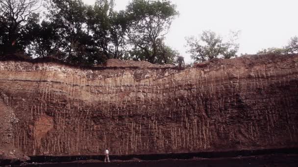 男人在火山口 — 图库视频影像