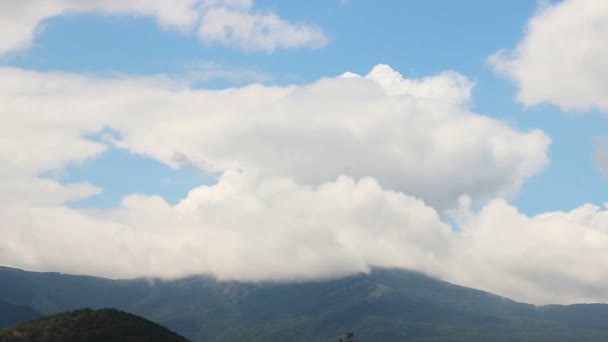 Zeitraffer weißer und flauschiger Wolken Videoclip