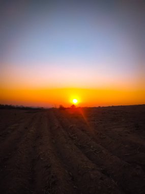 Çölde inanılmaz bir gün batımı