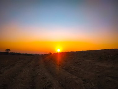 Manzarada inanılmaz bir gün batımı.