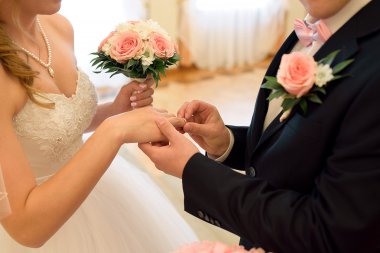 Düğün, yüzük ve çiçekler.