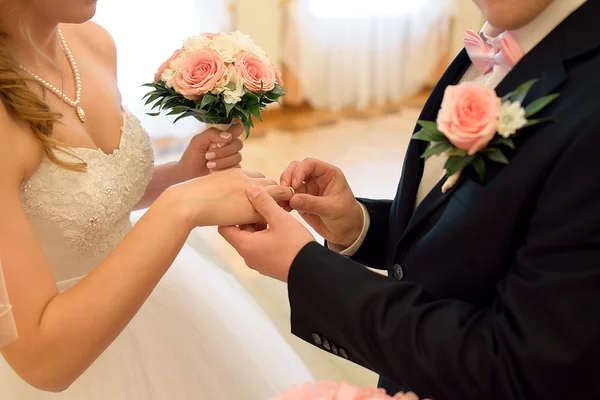 Düğün, yüzük ve çiçekler.