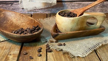 Ziarna kawy rozsypane na çaldi z drzewa Iniana serwetka naczynia z drewna