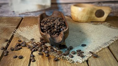 Ziarna kawy rozsypane na çaldi z drzewa Iniana serwetka naczynia z drewna