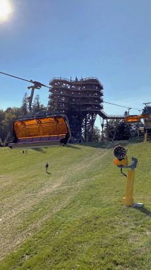 Krynica Zdrj, Küçük Polonya Voyvoda, Polonya-14 Eylül 2020. Sotwiny Arena kayak istasyonunun tepesindeki ağaç tepelerinde bir yıl gözcü kulesi