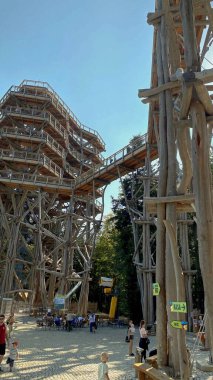 Krynica Zdrj, Küçük Polonya Voyvoda, Polonya-14 Eylül 2020. Sotwiny Arena kayak istasyonunun tepesindeki ağaç tepelerinde bir yıl gözcü kulesi