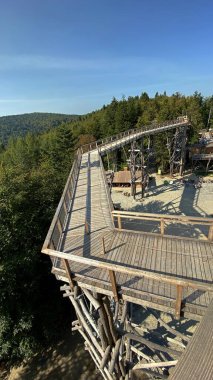 Krynica Zdrj, Küçük Polonya Voyvoda, Polonya-14 Eylül 2020. Sotwiny Arena kayak istasyonunun tepesindeki ağaç tepelerinde bir yıl gözcü kulesi