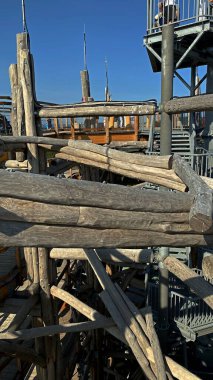 Krynica Zdrj, Küçük Polonya Voyvoda, Polonya-14 Eylül 2020. Sotwiny Arena kayak istasyonunun tepesindeki ağaç tepelerinde bir yıl gözcü kulesi