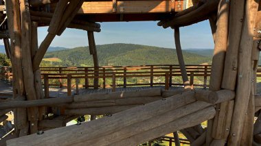 Krynica Zdrj, Küçük Polonya Voyvoda, Polonya-14 Eylül 2020. Sotwiny Arena kayak istasyonunun tepesindeki ağaç tepelerinde bir yıl gözcü kulesi