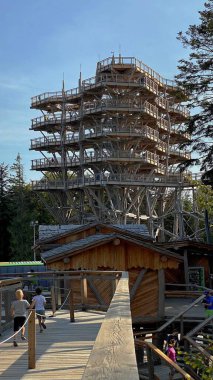 Krynica Zdrj, Küçük Polonya Voyvoda, Polonya-14 Eylül 2020. Sotwiny Arena kayak istasyonunun tepesindeki ağaç tepelerinde bir yıl gözcü kulesi