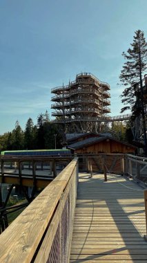 Krynica Zdrj, Küçük Polonya Voyvoda, Polonya-14 Eylül 2020. Sotwiny Arena kayak istasyonunun tepesindeki ağaç tepelerinde bir yıl gözcü kulesi