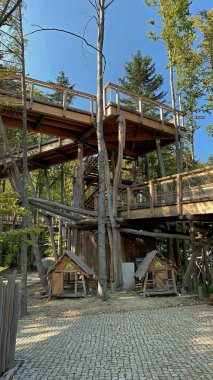 Krynica Zdrj, Küçük Polonya Voyvoda, Polonya-14 Eylül 2020. Sotwiny Arena kayak istasyonunun tepesindeki ağaç tepelerinde bir yıl gözcü kulesi