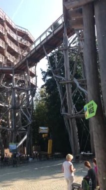 Krynica Zdrj, Küçük Polonya Voyvoda, Polonya-14 Eylül 2020. Sotwiny Arena kayak istasyonunun tepesindeki ağaç tepelerinde bir yıl gözcü kulesi