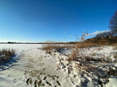 Wodawa Polonya yakınlarında karla kaplı kil dil güneşli mavi gökyüzüne hücum ediyor