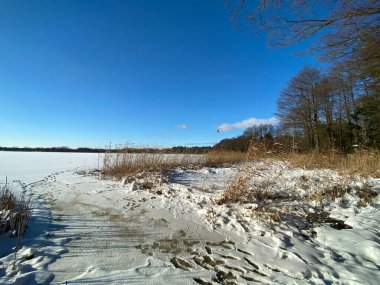 Wodawa Polonya yakınlarında karla kaplı kil dil güneşli mavi gökyüzüne hücum ediyor
