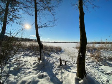 Wodawa Polonya yakınlarında karla kaplı kil dil güneşli mavi gökyüzüne hücum ediyor
