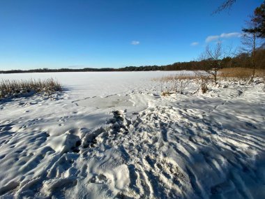 Wodawa Polonya yakınlarında karla kaplı kil dil güneşli mavi gökyüzüne hücum ediyor