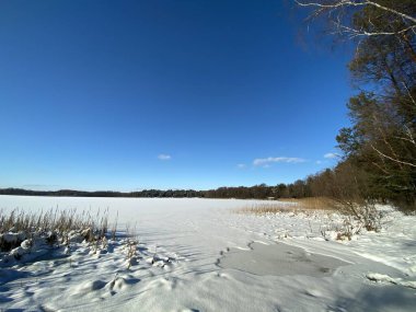 Wodawa Polonya yakınlarında karla kaplı kil dil güneşli mavi gökyüzüne hücum ediyor