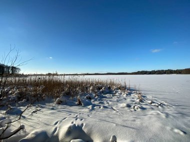 Wodawa Polonya yakınlarında karla kaplı kil dil güneşli mavi gökyüzüne hücum ediyor