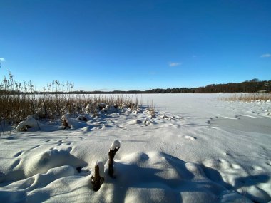 Wodawa Polonya yakınlarında karla kaplı kil dil güneşli mavi gökyüzüne hücum ediyor