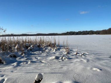 Wodawa Polonya yakınlarında karla kaplı kil dil güneşli mavi gökyüzüne hücum ediyor