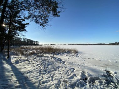 Wodawa Polonya yakınlarında karla kaplı kil dil güneşli mavi gökyüzüne hücum ediyor