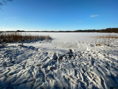 Wodawa Polonya yakınlarında karla kaplı kil dil güneşli mavi gökyüzüne hücum ediyor
