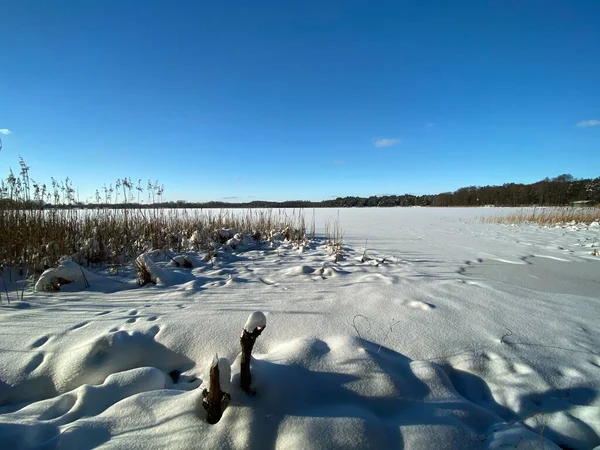 Wodawa Polonya yakınlarında karla kaplı kil dil güneşli mavi gökyüzüne hücum ediyor