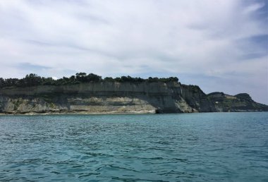 Korfu adasının ve etrafındaki adaların muhteşem uçurumları.