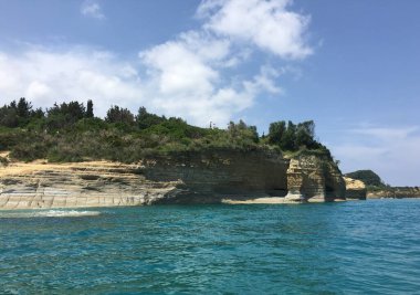 Korfu adasının ve etrafındaki adaların muhteşem uçurumları.