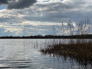 Wodawa yakınlarındaki Glinki Gölü 'nde ağır bulutlar mavi gökyüzünü delip geçer.