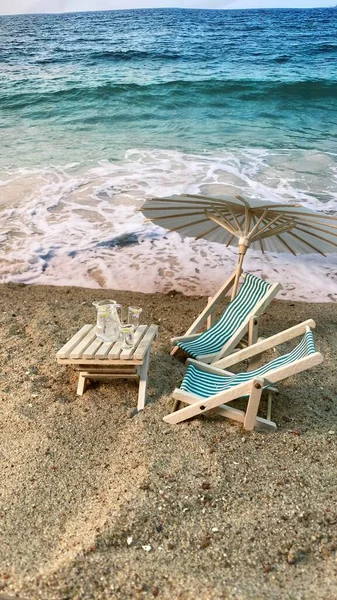 Dos Tumbonas Una Mesa Con Bebidas Junto Mar — Foto de Stock